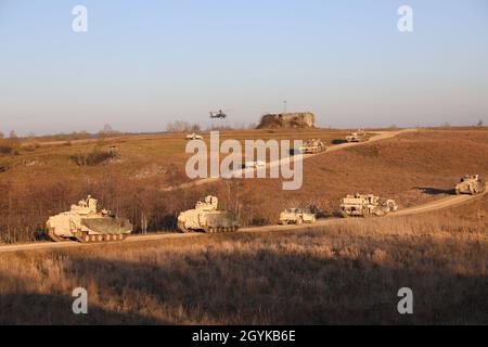 1er Bataillon, 8e régiment de cavalerie blindée, 2e Brigade Combat Team, 1re Division de cavalerie's, lignes des véhicules alors qu'ils se préparent pour un exercice de tir réel en préparation pour résoudre combiné XIII dans Grafenwohr, Allemagne, le 16 janvier 2020. Résoudre combiné XIII est un l'Europe de l'armée américaine et la formation de l'Armée 7e exercice dirigé par commande destiné à évaluer et à certifier l'état de préparation et l'interopérabilité des forces américaines se sont mobilisés pour l'Europe en faveur de la résolution de l'Atlantique. (U.S. Photo de la Garde nationale par le sergent. Gregory Stevens) Banque D'Images