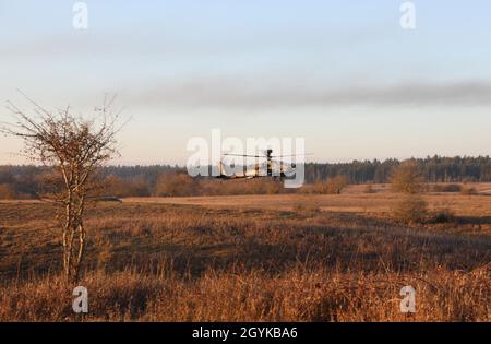 L'appui d'hélicoptères Apache, 1er Bataillon, 8e régiment de cavalerie blindée, 2e Brigade Combat Team, 1re Division de cavalerie les soldats canadiens au cours de l'exercice de tir réel en préparation pour résoudre combiné XIII dans Grafenwohr, Allemagne, le 16 janvier 2020. Résoudre combiné XIII est un l'Europe de l'armée américaine et la formation de l'Armée 7e exercice dirigé par commande destiné à évaluer et à certifier l'état de préparation et l'interopérabilité des forces américaines se sont mobilisés pour l'Europe en faveur de la résolution de l'Atlantique. (U.S. Photo de la Garde nationale par le sergent. Gregory Stevens) Banque D'Images