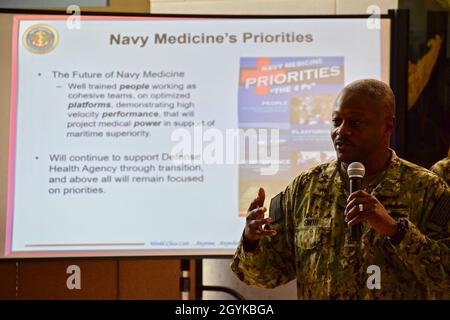 HÔPITAL NAVAL DE GUAM, Guam (16 janvier 2020) le chef de la Force de médecine navale, Hosea Smith, parle avec les marins des priorités de la médecine navale lors d’un appel de l’amiral dans l’atrium de l’Hôpital naval de Guam le 16 janvier 2020.Arrière l'ADM Gillingham et le chef principal de la Force Smith visitent les unités médicales opérationnelles et de préparation de la Marine dans le Pacifique pour parler de la préparation en fournissant des personnes bien formées, en travaillant dans des équipes cohésives sur des plates-formes optimisées, en faisant preuve d'une performance à grande vitesse pour projeter la puissance médicale à l'appui de la supériorité maritime.US Navy photo par CDR Denver Applehans / sorti. Banque D'Images