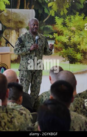 HÔPITAL NAVAL DE GUAM, Guam (16 janvier 2020) le chef de la Force de médecine navale, Hosea Smith, parle avec les marins des priorités de la médecine navale lors d’un appel de l’amiral dans l’atrium de l’Hôpital naval de Guam le 16 janvier 2020.Arrière l'ADM Gillingham et le chef principal de la Force Smith visitent les unités médicales opérationnelles et de préparation de la Marine dans le Pacifique pour parler de la préparation en fournissant des personnes bien formées, en travaillant dans des équipes cohésives sur des plates-formes optimisées, en faisant preuve d'une performance à grande vitesse pour projeter la puissance médicale à l'appui de la supériorité maritime.US Navy photo par CDR Denver Applehans / sorti. Banque D'Images