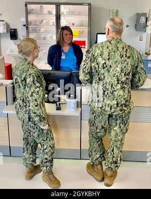 HÔPITAL NAVAL GUAM, Guam (16 janvier 2020) le chirurgien général de la Marine américaine, le sous-ministre adjoint Bruce Gillingham, parle avec la coordonnatrice des volontaires de la Croix-Rouge, Stephanie Rutland, du programme de bénévolat de l'hôpital naval de Guam le 16 janvier 2020.Arrière l'ADM Gillingham et le chef principal de la Force Smith visitent les unités médicales opérationnelles et de préparation de la Marine dans le Pacifique pour parler de la préparation en fournissant des personnes bien formées, en travaillant dans des équipes cohésives sur des plates-formes optimisées, en faisant preuve d'une performance à grande vitesse pour projeter la puissance médicale à l'appui de la supériorité maritime.US Navy photo par CDR Denver Applehans Banque D'Images