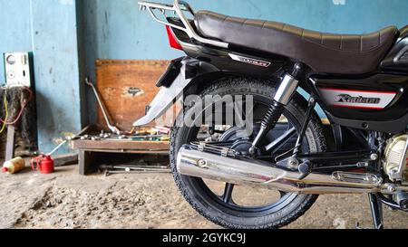 05 octobre 2021 Reengus, Rajasthan, Inde.Photo des pièces arrière du boîtier du système TVS Radeon.Deux parties de carrosserie de roue comme un pneu, une fourche, un feu arrière, etc Banque D'Images