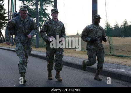 Les soldats affectés au 78e Bataillon des transmissions marchaient près du terrain de golf Camp Zama le 16 janvier, lors d’une marche de 54 miles qui a eu lieu dans le cadre de l’observation de la journée Martin Luther King Jr. De l’installation.Plus de 120 participants, répartis en 10 équipes, ont terminé la marche en l'honneur de King qui, avec des milliers de manifestants, ont parcouru la même distance de Montgomery à Selma, Alabama, en 1965. Banque D'Images
