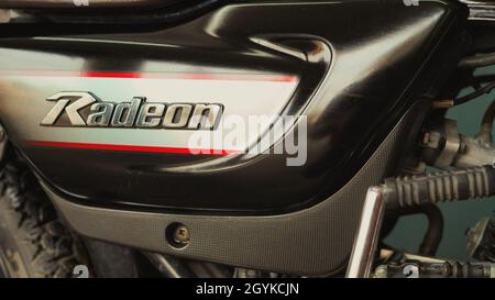 05 octobre 2021 Reengus, Rajasthan, Inde.Photo d'un PANNEAU latéral TVS de moto Radeon avec son nom de modèle. Banque D'Images