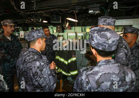 200116-N-HQ336-1123 AQABA, Jordanie (janv16, 2020) les membres du service jordanien regardent la veste d’un pompier portée par le pompier de la FDNY Bill Butler, de la société d’échelle 6, qui a survécu à l’effondrement de la Tour Nord avec 12 autres pompiers, lors d’une visite sur le pont à bord du navire amphibie USS New York (LPD 21).New York et le Bataan Amphiobie Ready Group, avec la 26e unité expéditionnaire maritime (MEU), mènent une formation bilatérale en Jordanie à l'appui des opérations de sécurité maritime pour rassurer les alliés et les partenaires et préserver la liberté de navigation et le fr Banque D'Images