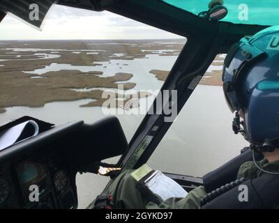Un équipage d'hélicoptère MH-65 Dolphin de la station d'aviation de la Garde côtière de la Nouvelle-Orléans arrive sur les lieux de Medevac un chasseur avec une blessure par balle près du lac Borgne, en Louisiane, le 17 janvier 2020.L'équipage est arrivé sur les lieux, a hissé l'homme et l'a transporté au centre médical de l'Université de la Nouvelle-Orléans en condition stable.(É.-U.Photo de courtoisie/sortie de la Garde côtière) Banque D'Images