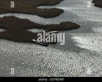 Un équipage d'hélicoptère MH-65 Dolphin de la station d'aviation de la Garde côtière de la Nouvelle-Orléans arrive sur les lieux de Medevac un chasseur avec une blessure par balle près du lac Borgne, en Louisiane, le 17 janvier 2020.L'équipage est arrivé sur les lieux, a hissé l'homme et l'a transporté au centre médical de l'Université de la Nouvelle-Orléans en condition stable.(É.-U.Photo de courtoisie/sortie de la Garde côtière) Banque D'Images
