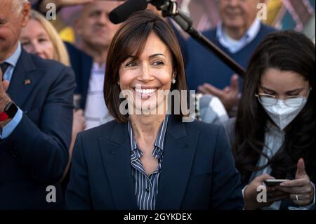 Turin, Italie.08 octobre 2021.Mara Carfagna, ministre de la cohésion du Sud et du territoire, sourit lors d'un événement électoral dans le cadre de sa visite institutionnelle à Turin.Credit: Nicolò Campo/Alay Live News Banque D'Images