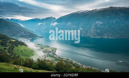 Sogn et Fjordane Fjord, Norvège.Fjord Sogn og Fjordane.Dans les nuages de brouillard.Vue panoramique d'été du célèbre site d'attraction naturelle et populaire Banque D'Images