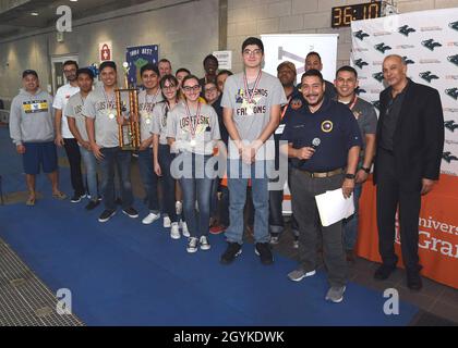 BROWNSVILLE, Texas - (le17, 2020) personnel affecté au District de recrutement de la Marine (NRD) San Antonio, accompagné du Dr Mahmoud Quweider, Ph.D.(À droite), doyen associé pour les programmes de sensibilisation et en ligne, College of Engineering and Computer Science de l'Université du Texas Rio Grande Valley (UTRGV), pose avec le Team Millennium Falcon de Los Fresnos High School, qui s'est classé premier au HESTEC 2020 SeaPerch Challenge tenu au Centre aquatique Margaret M. Clark.Le concours annuel de robotique sous-marine, organisé par l'UTRGV, en partenariat avec NRD San Antonio, a lancé un nouveau format pour HESTEC (Hispa Banque D'Images