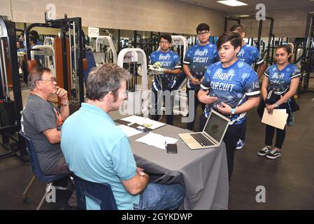 BROWNSVILLE, Texas - (le17, 2020) Andres Onzales avec Team Sparky de Harlingen Early College High School, présente Domingo Molina, de Brownsville, chargé de cours en informatique à l'Université du Texas Rio Grande Valley (UTRGV) et Chip Breier, de Brownsville, professeur associé à UTRGV,De la conception du véhicule télécommandé sous-marin (ROV) de son équipe lors de la partie de l’entrevue du défi SeaPerch 2020 de HESTEC tenue au Centre aquatique Margaret M. Clark.Le concours annuel de robotique sous-marine, organisé par UTRGV, en partenariat avec NRD San Antonio, a donné le coup d'envoi d'un nouveau format Banque D'Images