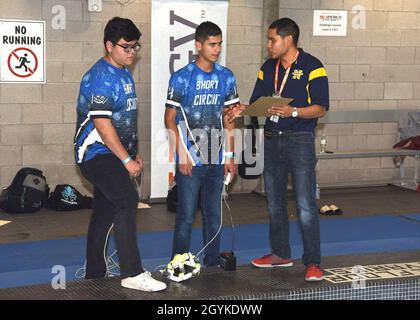 BROWNSVILLE, Texas - (le17, 2020) Engineman 2e classe Jesus Escobar (à droite), de Midland (Texas), affecté à Navy Recruiting Station (NRS) McAllen, informe l'équipe Sparky de Harlingen Early College High School au sujet du cours de défi lors du défi SeaPerch HESTEC 2020 tenu au Centre aquatique Margaret M. Clark.Le concours annuel de robotique sous-marine, organisé par l'Université du Texas Rio Grande Valley, en partenariat avec NRD San Antonio, a lancé un nouveau format pour HESTEC (Hispanic Engineering, Science and Technology) cette année.Vingt-sept équipes scolaires ont participé à l'événement Banque D'Images