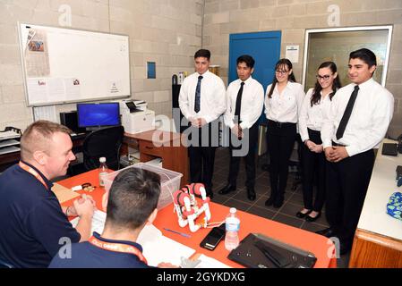 BROWNSVILLE, Texas - (le17, 2020) Alexander Glenn (à gauche), conseiller en chef de la Marine, de Wills point (Texas), un chef de division de la petite chef affecté au District de recrutement de la Marine (NRD) San Antonio et Joseph Corbeil, officier en chef de l'Aviation, de Brownsville, le chef de la petite chef affecté au poste de recrutement de la Marine (NRS) Harlingen,L'équipe de juges le faucon du millénaire de l'école secondaire de Los Fresnos pendant la partie de l'entrevue du défi SeaPerch 2020 de HESTEC qui s'est tenue au Centre aquatique Margaret M. Clark.Le concours annuel de robotique sous-marine, organisé par l'Université du Texas Rio Grande Banque D'Images