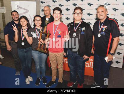 BROWNSVILLE, Texas - (le17, 2020) Maître-chef retraité Conseiller de la Marine Juan Rodriguez (à gauche), le spécialiste des services d'éducation affecté au District de recrutement de la Marine (NRD) San Antonio, accompagné du Dr Mahmoud Quweider, Ph.D., doyen associé pour les programmes de sensibilisation et en ligne, Collège d'ingénierie et d'informatique de l'Université du Texas Rio Grande Valley (UTRGV),Se tient avec des étudiants et un entraîneur de l'école secondaire Roma qui s'est classée deuxième au défi SeaPerch HESTEC 2020 qui s'est tenu au centre aquatique Margaret M. Clark.Le concours annuel de robotique sous-marine, organisé par l'UTRGV, en partenariat Banque D'Images