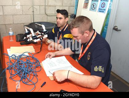 BROWNSVILLE, Texas - (le17, 2020) Chef de l'aviation, Joseph Corbeil (à gauche), de Brownsville, le chef de la petite chef affecté au poste de recrutement de la Marine (NRS) Harlingen et le chef conseiller de la Marine, Alexander Glenn, de Wills point (Texas), un chef de la petite chef de division affecté au District de recrutement de la Marine (NRD) San Antonio,A été juge d'entrevue pendant le défi SeaPerch 2020 de HESTEC, qui s'est tenu au Centre aquatique Margaret M. Clark.Le concours annuel de robotique sous-marine, organisé par l'Université du Texas Rio Grande Valley, en partenariat avec NRD San Antonio, kick Banque D'Images