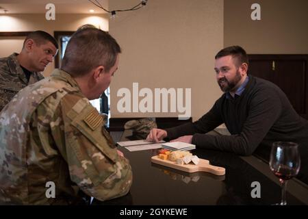 Vincent Bair, à droite, directeur général du 60e Escadron de soutien de la Force, fait rapport sur les opérations futures du Golden Bear Lounge, récemment rénové, au colonel Jeffrey Nelson de la Force aérienne des États-Unis, commandant de la 60e Escadre de la mobilité aérienne, et au Sgt du chef de commandement.Derek Crowder, 60ème chef de commandement de la WMA, lors d'une visite des tours de leadership, le 17 janvier 2020, à la base aérienne de Travis, en Californie.Le programme des tours de leadership offre à la direction de la 60ème AMW l'occasion d'interagir avec les membres de l'équipe Travis et d'obtenir une vue détaillée de chaque mission effectuée sur la base.(É.-U.Photo de la Force aérienne par LAN Kim) Banque D'Images