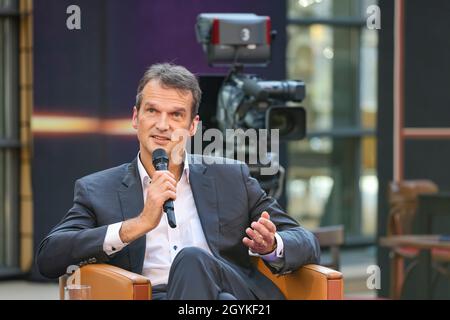 Leipzig, Allemagne.08 octobre 2021.Klaus Brinkbäumer, directeur du programme MDR, se trouve dans le cadre de l'émission-débat « Riverboat ».À l'avenir, le salon sera produit par MDR et RBB en rotation hebdomadaire.Fitzek accueillera l'édition de Berlin avec Kim Fisher, tandis que Fisher et Kachelmann resteront sur le pont à Leipzig pour une autre année.Jusqu'à présent, « Riverboat » était un spectacle réservé aux MDR.Credit: Jan Woitas/dpa-Zentralbild/dpa/Alay Live News Banque D'Images