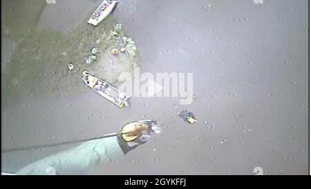 Un équipage d'hélicoptère MH-65 Dolphin de la station aérienne de la Garde côtière de la Nouvelle-Orléans hante un nageur de secours tout en se prédevant un chasseur avec une blessure par balle près du lac Borgne, en Louisiane, le 17 janvier 2020.L'équipage est arrivé sur les lieux, a hissé l'homme et l'a transporté au centre médical de l'Université de la Nouvelle-Orléans en condition stable.(É.-U.Photo de courtoisie/sortie de la Garde côtière) Banque D'Images