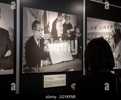 TOKYO, Japon – des photos de la cérémonie de signature du Traité de coopération et de sécurité mutuelles entre les États-Unis et le Japon sont exposées lors d'une cérémonie de réception commémorant le 60e anniversaire de sa signature.Le traité a été signé par les gouvernements du président américain de l’époque Dwight D. Eisenhower, grand-père de l’invité spécial de la cérémonie Mary Jean Eisenhower, puis par le Premier ministre japonais Nobusuke Kishi, grand-père de l’actuel Premier ministre Shinzo Abe.(É.-U.Photo marine par Jeanette Mullinax Spécialiste communication de masse 2e classe) Banque D'Images