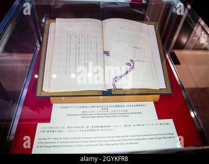 TOKYO, Japon – les documents du Traité de coopération et de sécurité mutuelles entre les États-Unis et le Japon sont exposés lors d’une cérémonie de réception commémorant le 60e anniversaire de sa signature.Le traité a été signé par les gouvernements du président américain de l’époque Dwight D. Eisenhower, grand-père de l’invité spécial de la cérémonie Mary Jean Eisenhower, puis par le Premier ministre japonais Nobusuke Kishi, grand-père de l’actuel Premier ministre Shinzo Abe.(É.-U.Photo marine par Jeanette Mullinax Spécialiste communication de masse 2e classe) Banque D'Images