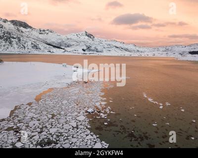 Drone aérien vue panoramique. Magnifique coucher de soleil sur les montagnes et sur la mer des îles Lofoten. Reine, la Norvège. Paysage d'hiver avec des couleurs étonnantes. Banque D'Images