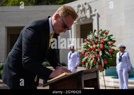 200119-N-PM193-1237 HONOLULU (JANV19, 2020) le secrétaire par intérim de la Marine, Thomas B. Modly, écrit dans un livre d'or près de la statue de Lady Columbia dans le cimetière commémoratif national du Pacifique au cratère Punchbowl.La visite a conclu sa campagne lors de son premier voyage officiel dans les zones de responsabilité de l'Indo-Pacifique aux États-Unis.(É.-U.Photo de la marine par MC2 Alexander C. Kubitza/sortie) Banque D'Images