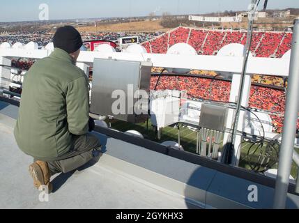 Jonathan 'Smash' Poyser, directeur adjoint des opérations du 13e Escadron de bombardement, observe le terrain du stade Arrowhead avant un survol B-2 Spirit pour le championnat de l'AFC de la NFL, le 19 janvier 2020, à Kansas City, Missouri.Les vols-pilotes offrent l'occasion de montrer les biens de la Force aérienne lors d'événements importants, ainsi que d'améliorer les possibilités de formation des pilotes et les heures de vol.(É.-U.Photo de la Force aérienne par Airman 1ère classe Thomas Johns) Banque D'Images