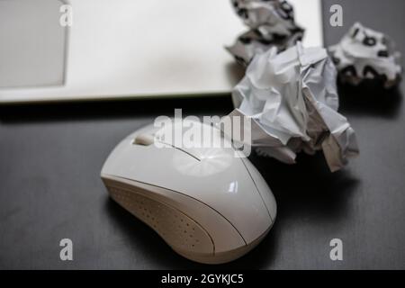 BUCAREST, ROUMANIE - 01 septembre 2021 : détail de la souris, du café et du clavier de pc à Bucarest, Roumanie, 2021 Banque D'Images