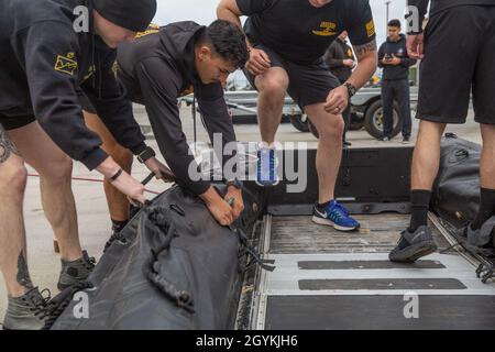 Les Marines des États-Unis, avec le 1er Bataillon de reconnaissance, 1re Division Marine, assemblent leur embarcation de combat en caoutchouc avant de participer à l'entraînement en bateau dans le cadre de l'exercice Iron Fist 2020 sur le camp de base du corps des Marines Pendleton, Californie, le 20 janvier.L'exercice Iron Fist illustre l'esprit de confiance et de coopération entre les forces d'autodéfense terrestres des États-Unis et du Japon.(É.-U.Photo du corps marin par lance Cpl.Robert Kuehn) Banque D'Images