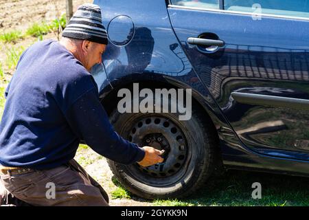 BUCAREST, ROUMANIE - 01 septembre 2021 : la roue de changement mécanique sur la voiture avec clé manuelle.Remplacement mécanique des pneus à Buchares Banque D'Images