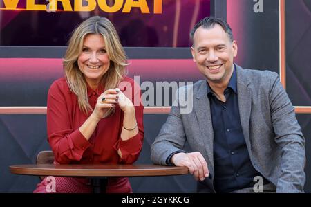 Leipzig, Allemagne.08 octobre 2021.Les présentateurs Kim Fisher et Sebastian Fitzek s'assoient dans le cadre de l'émission « Riverboat ».À l'avenir, le salon sera produit par MDR et RBB en rotation hebdomadaire.Fitzek co-accueillera l'édition de Berlin avec Kim Fisher, tandis que Fisher et Kachelmann resteront sur le pont à Leipzig pour une autre année.Jusqu'à présent, « Riverboat » était un spectacle réservé aux MDR.Credit: Jan Woitas/dpa-Zentralbild/dpa/Alay Live News Banque D'Images