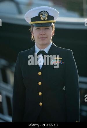 BOSTON (janvier15, 2020) la Lt. Christina Carson pose une photo lors de son processus d'enregistrement à l'USS Constitution.L'USS Constitution, navire d'État américain, est le plus ancien navire de guerre commandé au monde.(É.-U.Navy photo by Mass communication Seaman Alec Kramer/publié) Banque D'Images