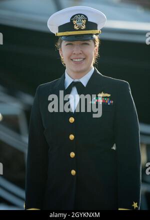 BOSTON (janvier15, 2020) la Lt. Christina Carson pose une photo lors de son processus d'enregistrement à l'USS Constitution.L'USS Constitution, navire d'État américain, est le plus ancien navire de guerre commandé au monde.(É.-U.Navy photo by Mass communication Seaman Alec Kramer/publié) Banque D'Images