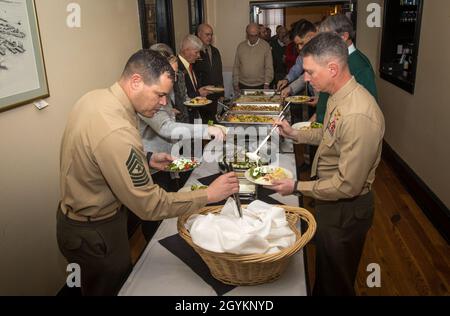 Le colonel Mikel Huber, à droite, commandant de la Marine corps Air Station (MCAS) Cherry point, et le Sgt.Le major James Robertson, sergent-major de MCAS Cherry point, se fait un buffet avant l’événement Lunch’n’Learn au Chelsea à New Bern, en Caroline du Nord, le 22 janvier 2020.L’Association militaire de New Bern accueille chaque année l’événement Lunch’n’Learn afin d’améliorer l’appréciation et l’interactivité entre le commandement de MCAS Cherry point et la Chambre de commerce de New Bern, et de créer une relation et une compréhension plus étroites entre la communauté civile et militaire locale Banque D'Images