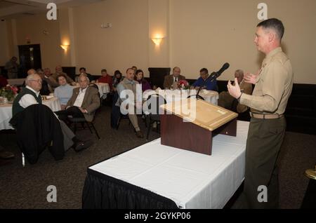 Le Colonel Mikel Huber, commandant de la Marine corps Air Station (MCAS) Cherry point, présente aux participants de Lunch’n’en savoir plus sur les événements actuels de l’installation au Chelsea à New Bern, en Caroline du Nord, le 22 janvier 2020.L’Association militaire de New Bern accueille chaque année l’événement Lunch’n’Learn afin d’améliorer l’appréciation et l’interactivité entre le commandement de MCAS Cherry point et la Chambre de commerce de New Bern, et de créer une relation et une compréhension plus étroites entre les communautés civiles et militaires locales.(É.-U.Photo du corps marin par Cpl.Micha Pierce) Banque D'Images