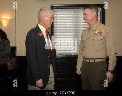 Le colonel Mikel Huber du corps des Marines des États-Unis, à droite, commandant de la Marine corps Air Station (MCAS) Cherry point,Et le major-général retraité Tom Braaten, co-président de la Chambre de commerce de New Bern (NBCC) et membre principal du Comité de l'Alliance militaire de New Bern (NBMA), s'expriment mutuellement au Chelsea, à New Bern, en Caroline du Nord, le 22 janvier 2020.La NBMA accueille chaque année l’événement Lunch’n’Learn afin d’améliorer l’appréciation et l’interactivité entre le commandement du MCAS Cherry point et le NBCC, ainsi que de créer une relation et une compréhension plus étroites entre le civil local et militar Banque D'Images