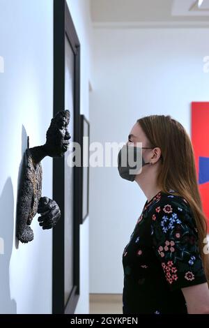 Œuvres de Jean-Michel Basquiat , Peter Doig ,david Hockney , Bridget Riley ,Radiohead x Stanley Donwood , comment disparaître complètement 9-15 octobre partenaire de Christie avec thom Yorke de radiohead pour présenter des œuvres de Stanley Donwood , créées pour l'album Kid A ,Offert en premier ouvert le 5-19 octobre 2021 .1-54 redéfinir la tendance - les histoires en train de se rendre 9-15 octobre 2021 .Bold Black British ), sous la direction d'Aindrea Emelife , jusqu'au 21 octobre Christie's , en partenariat avec la conservatrice visionnaire Aindrea Emelife , présentera l'héritage des artistes Black British . Banque D'Images