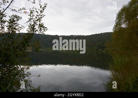 Photo d'un lac cratère, maar en automne en allemagne Banque D'Images