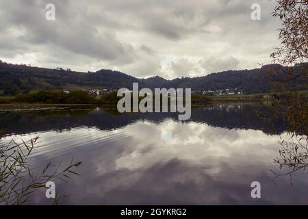 Photo d'un lac cratère, maar en automne en allemagne Banque D'Images