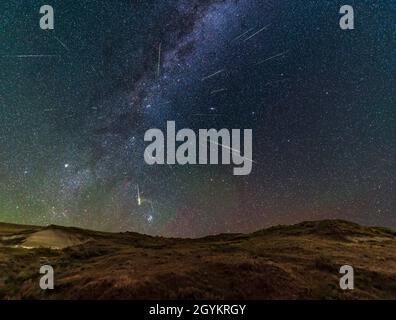 Un mélange composite illustrant le point radiant de la douche de météores de Perseid à gauche, prise la nuit du pic, 12 août 2021, ffr Banque D'Images