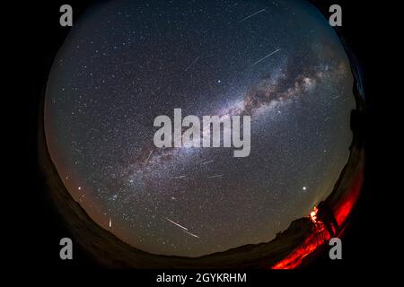 Un selfie de moi qui s'est mis en place pour photographier la douche de météores de Perseid de 2021 le 12 août 2021 au parc provincial Dinosaur, en Alberta, comme un seul appareil photo le capture Banque D'Images