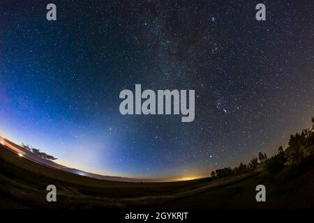 La lumière zodiacale dans le ciel de l'aube, le 14 septembre 2021, de chez soi en Alberta, avec le ciel d'hiver qui monte.Orion et les étoiles d'hiver sont à droite avec Banque D'Images