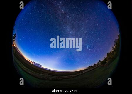 La lumière zodiacale dans le ciel de l'aube, le 14 septembre 2021, de chez soi en Alberta, avec le ciel d'hiver qui monte.Le grand balancier est à l'extrême gauche.Orion et l' Banque D'Images