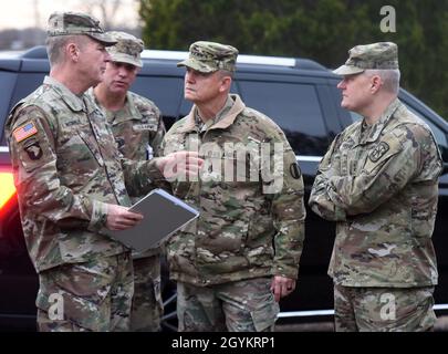 (De gauche à droite) le général James McConville, chef d'état-major de l'Armée, discute du Programme d'évaluation des commandants de bataillon le 23 janvier 2020 avec le Brig, directeur adjoint de la BCAP.Le général Andy Munera, le général Paul Funk II, commandant général du Commandement de l'instruction et de la doctrine de l'Armée des États-Unis, et le général John Evans Jr., commandant général du Commandement des cadets de l'Armée des États-Unis et de fort KNOX. Banque D'Images