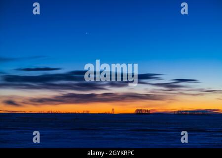 L'appariement de Jupiter et de Saturne au crépuscule du soir, le lendemain de leur conjonction la plus proche, pris ici le 22 décembre 2020.C'était de hom Banque D'Images