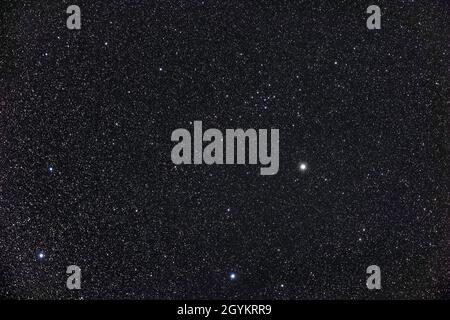 Le grand et clairsemé cluster ouvert dans Ophiuchus appelé IC 4665, un objet facile dans les jumelles.L'étoile au centre est Celbalrai ou Beta Ophiuchi.Le 7.5 Banque D'Images