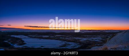 Le jumelage encore étroit de Jupiter et de Saturne au crépuscule de la soirée au-dessus de la vallée de la rivière Bow, dans le sud de l'Alberta, pris de la première NAT de Siksika Banque D'Images