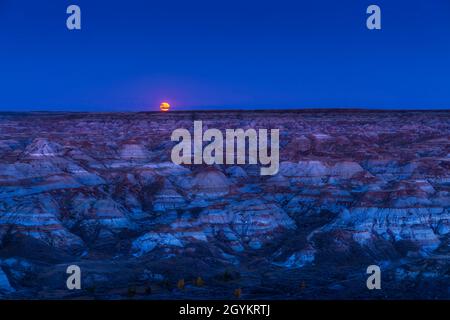 La pleine lune de Harvest qui surmonte le paysage des Badlands du parc provincial Dinosaur, en Alberta, le 20 septembre 2021.Il s'agit d'une seule exp de 1.6 secondes Banque D'Images