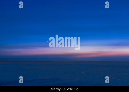 L'appariement de Jupiter et de Saturne au crépuscule du soir, le 27 décembre 2020.C'était de la maison, par une nuit froide et glacielle comme le brouillard de glace a commencé à M. Banque D'Images