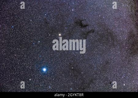 Le complexe nébuleuse sombre connu sous le nom de Barnard E, alias B142 (bas) et B143 (haut), à Aquila près des étoiles Altair (bas) et Tarazed (au-dessus du centre) Banque D'Images